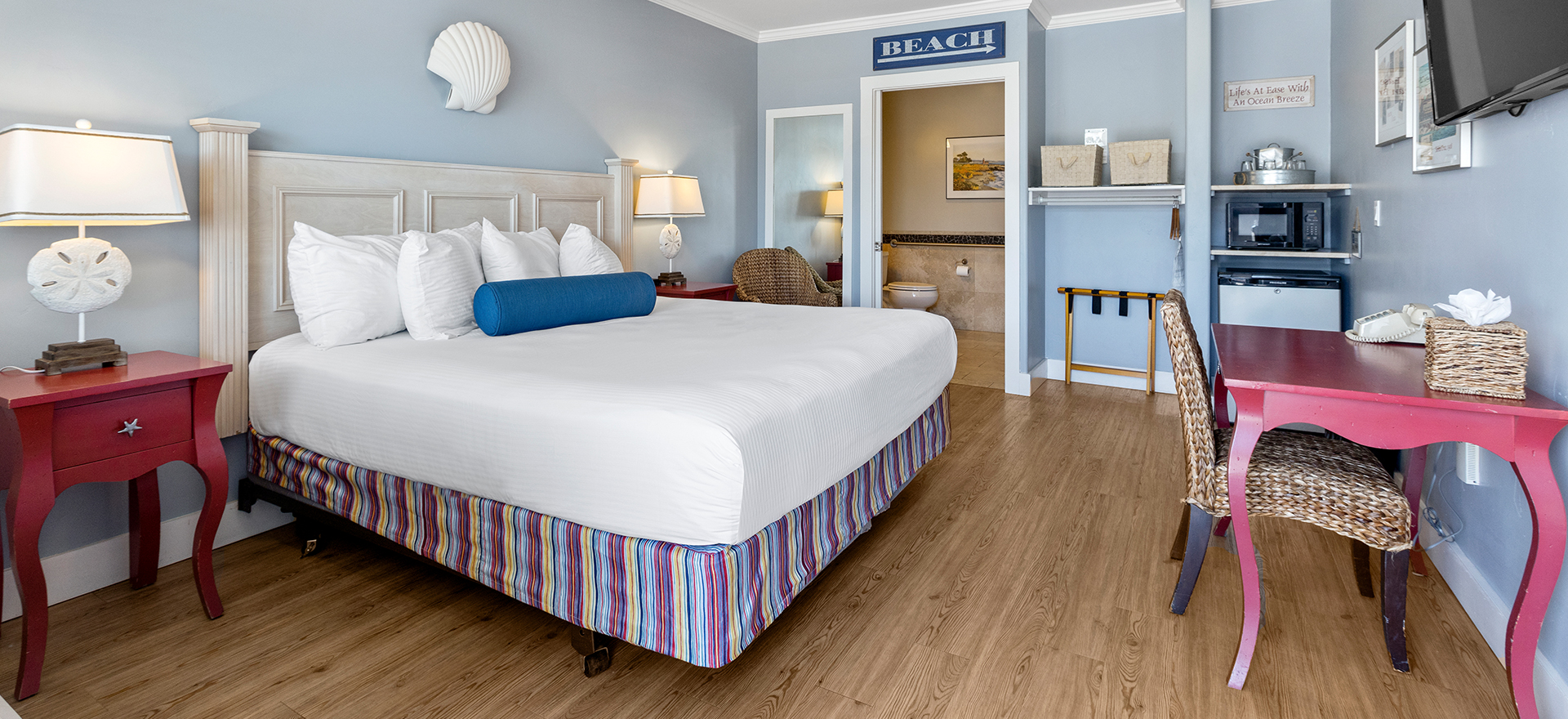 King Size Bedroom with Attach Bathroom and Bed Lamps